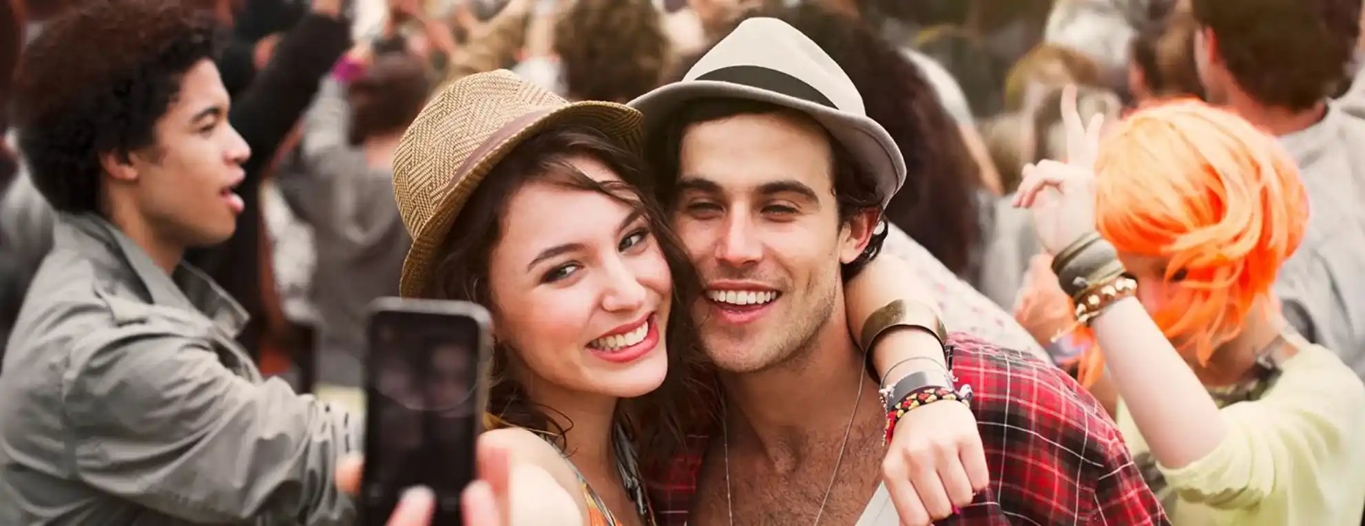 Lachendes und sorgenfreies Pärchen, durch die Ideal UniversalLife, macht ein Selfie.