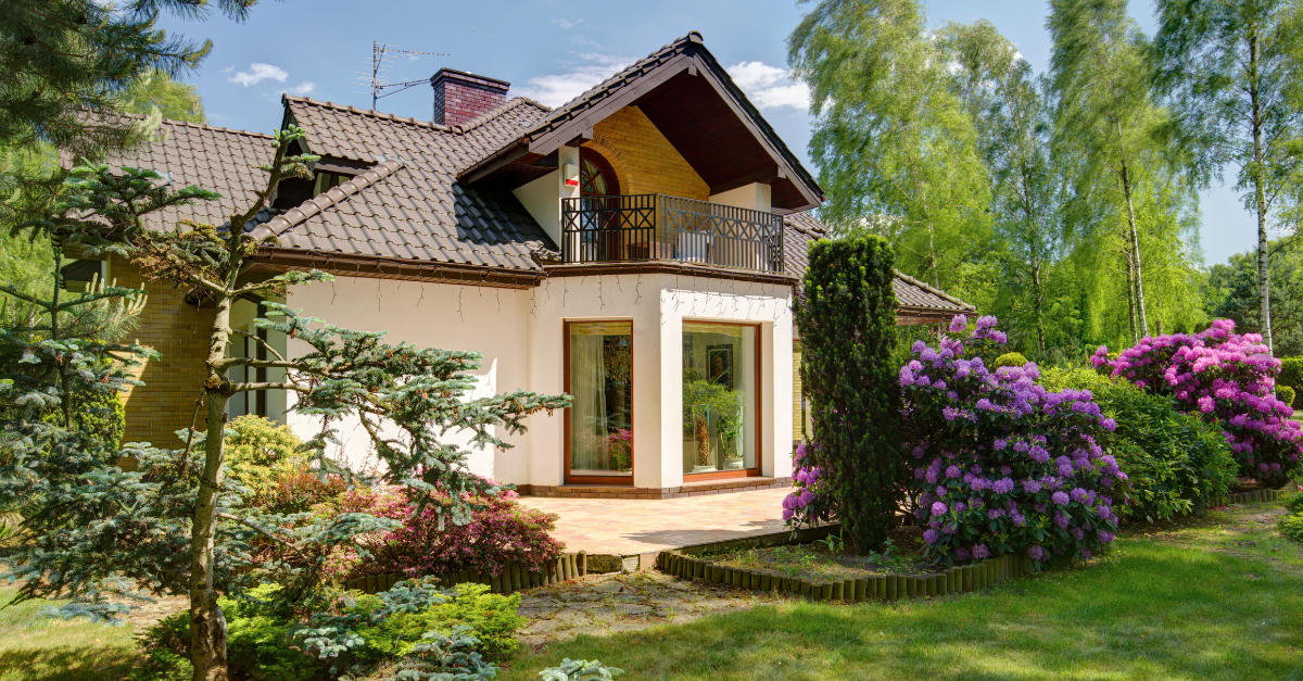 Haus mit Garten und Immobilienrechtsschutz.