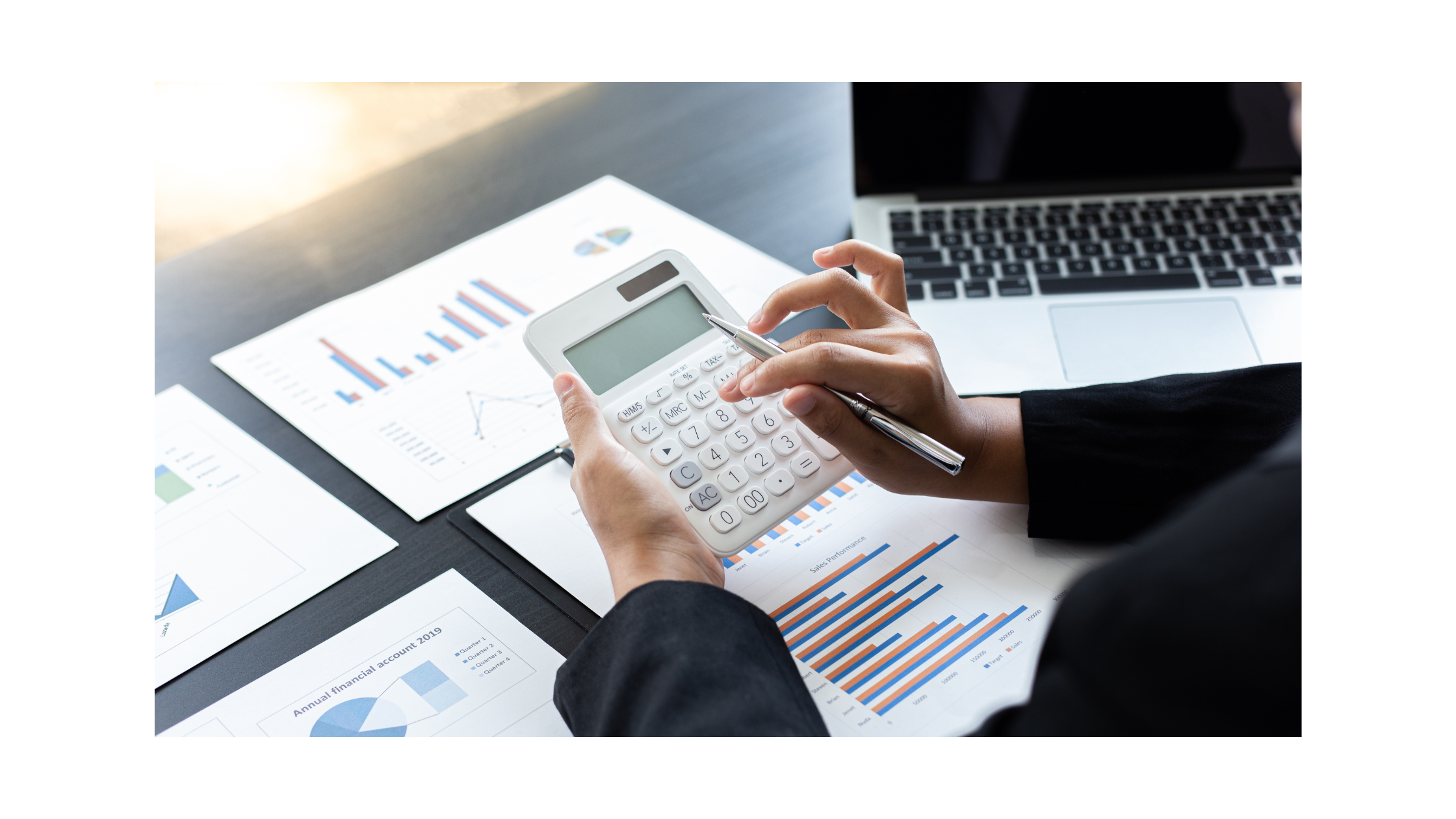 Frau mit Laptop berechnet mit Daten steuerliche Vorteile einer privaten Rentenversicherung.