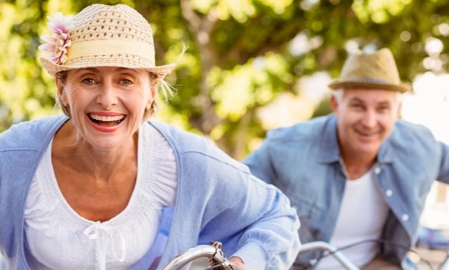 Älteres Ehepaar mit Unfallversicherung fahren zusammen Fahrrad.
