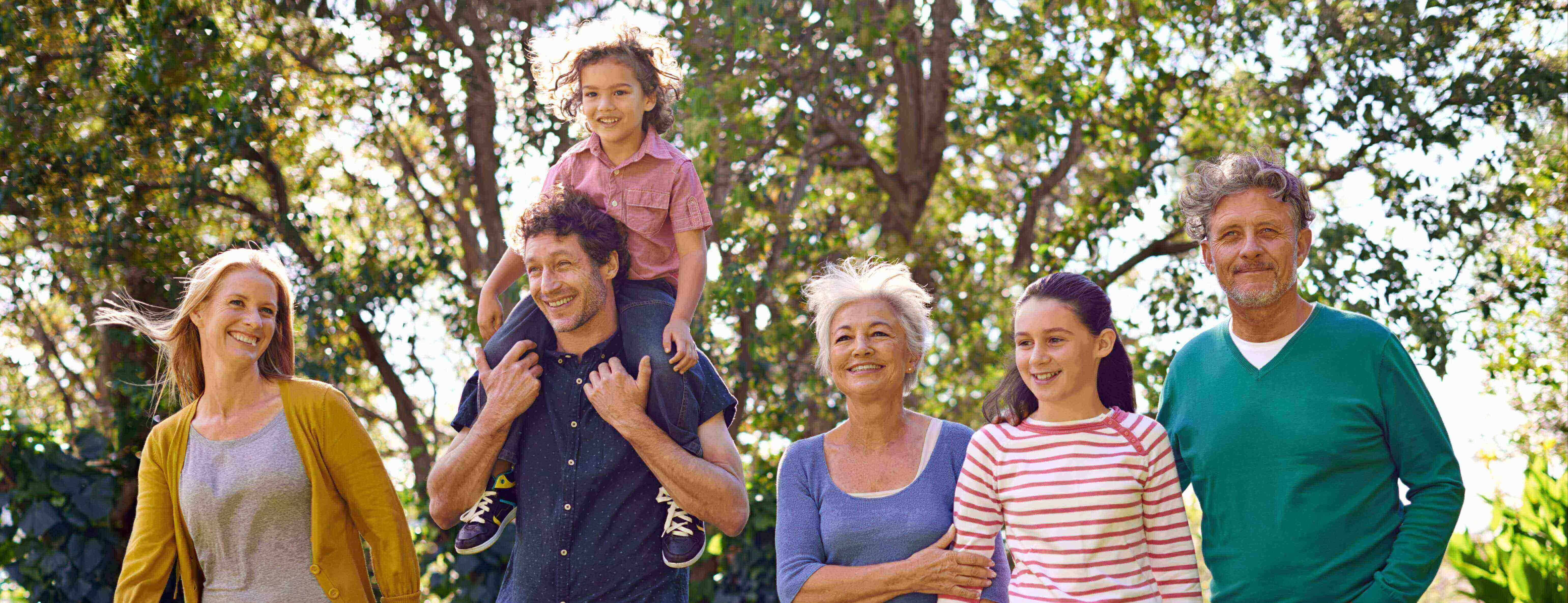 Familie unterschiedlicher Generationen, sorgenfrei durch eine private Rechtsschutzversicherung.