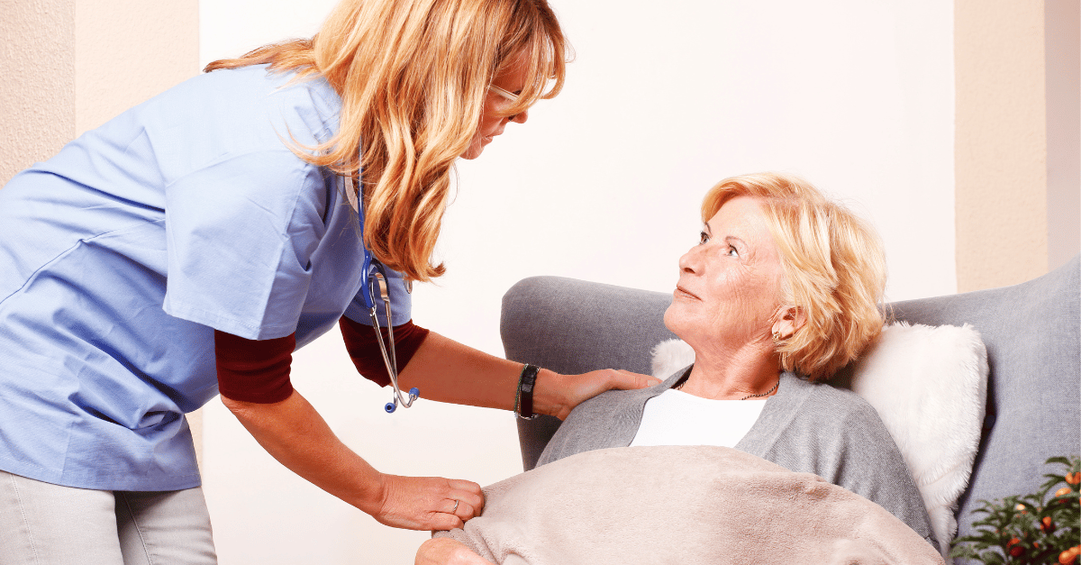 Frau mit Krankenhauszusatzversicherung wird von einer Krankenschwester gepflegt.