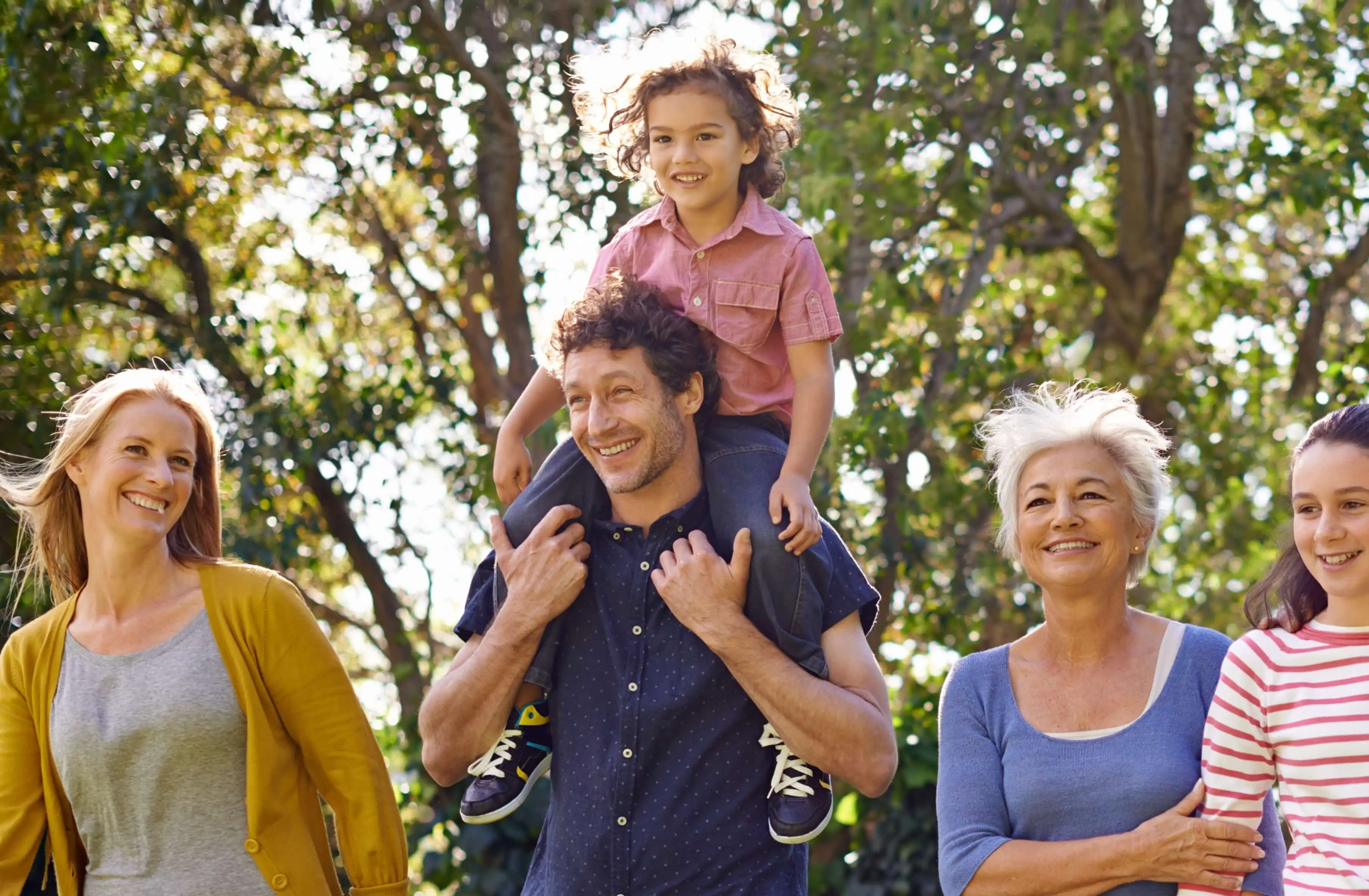 Unterschiedliche Generationen einer Familie, vereint und sorgenfrei durch eine Risikolebensversicherung.