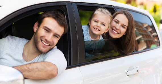 Eltern mit ihrem Kleinkind im Auto, sorgenfrei durch den Verkehrsrechtsschutz.